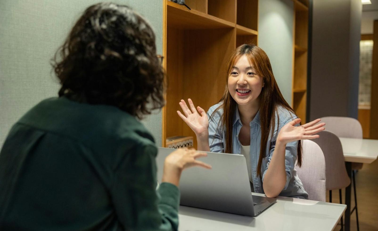 Professionnel analysant des données financières sur ordinateur
