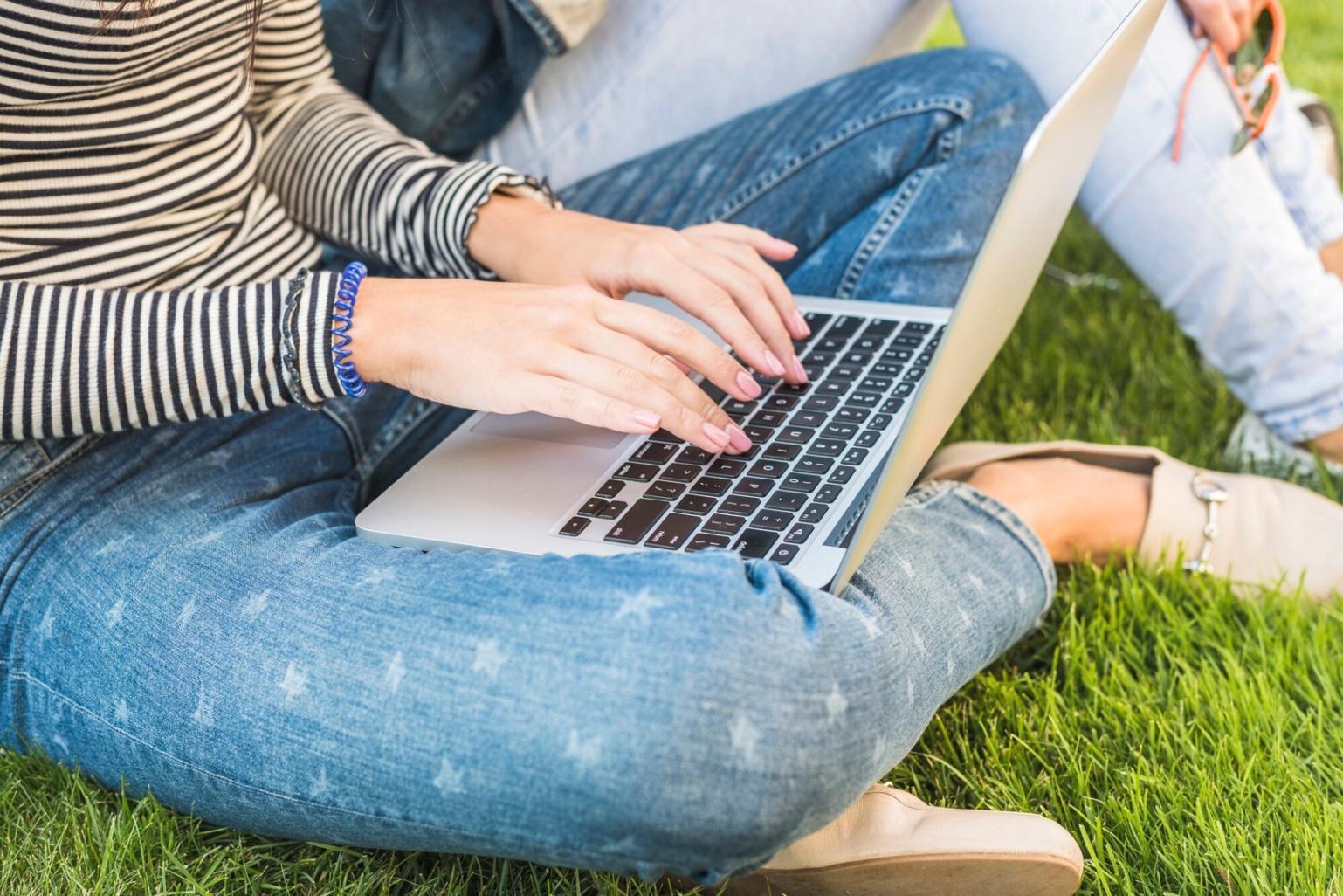 Étudiants travaillant sur des analyses financières en groupe