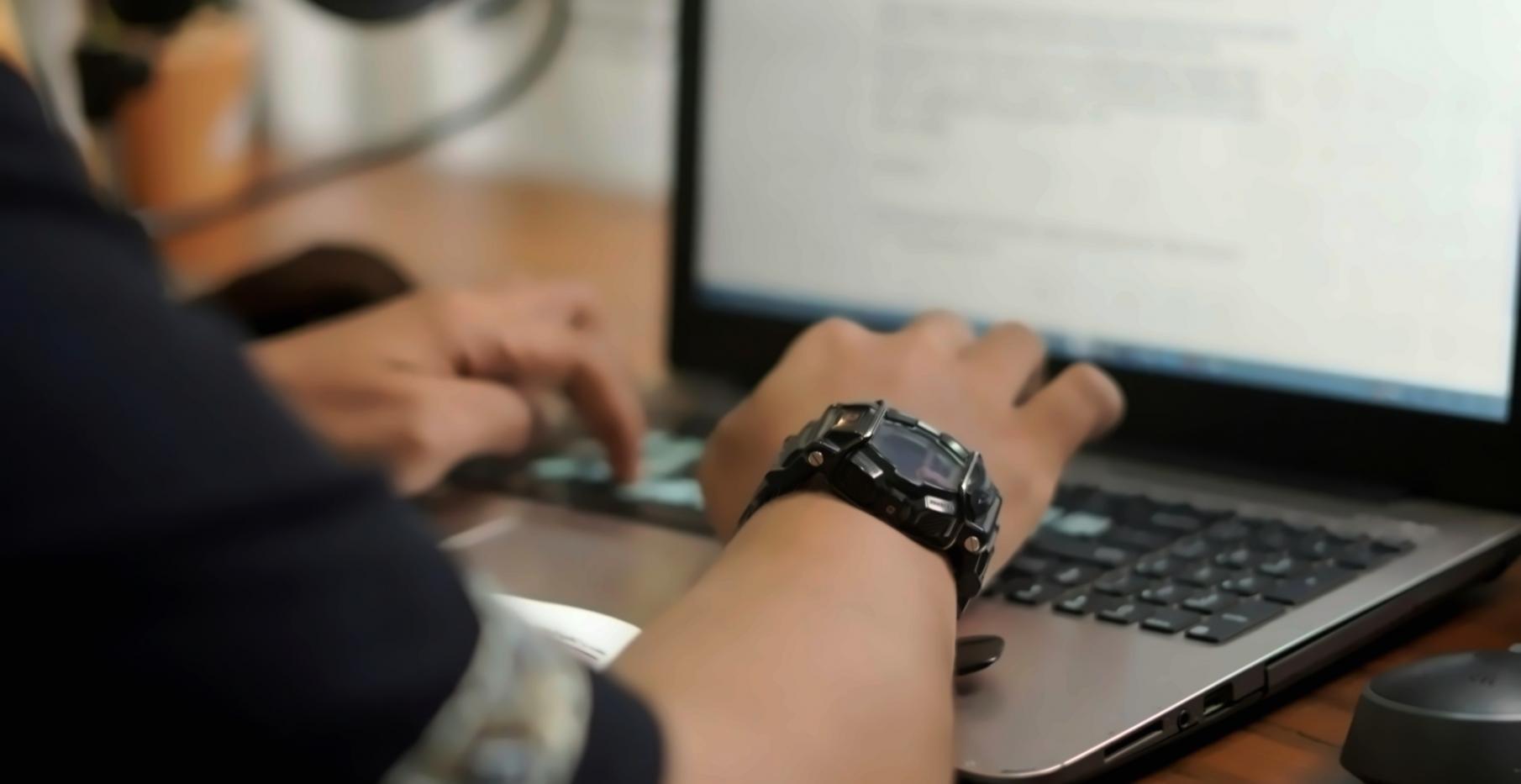Salle de formation moderne avec équipements technologiques