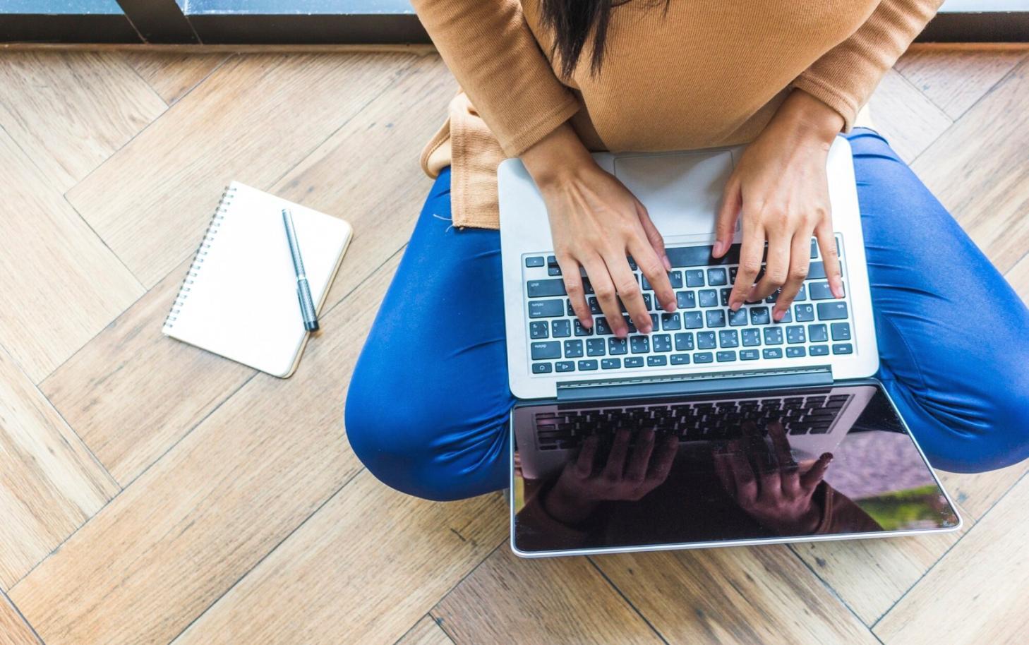 Interface d'apprentissage en ligne avec graphiques financiers