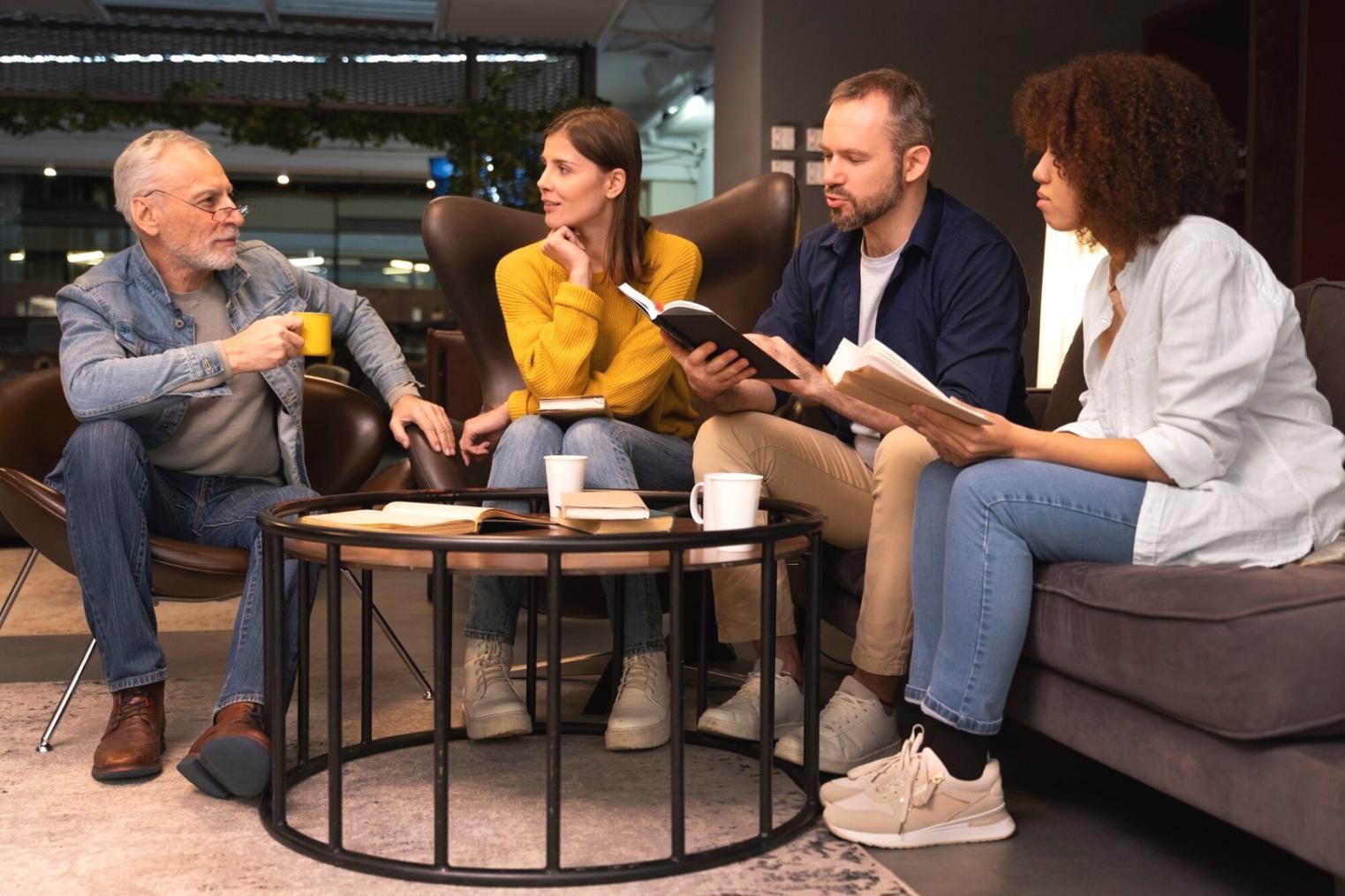 Groupe de participants en formation travaillant sur des exercices financiers