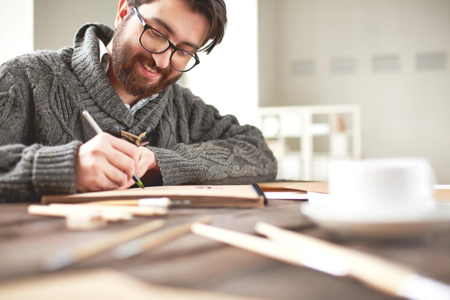 Espace de travail moderne avec documents financiers